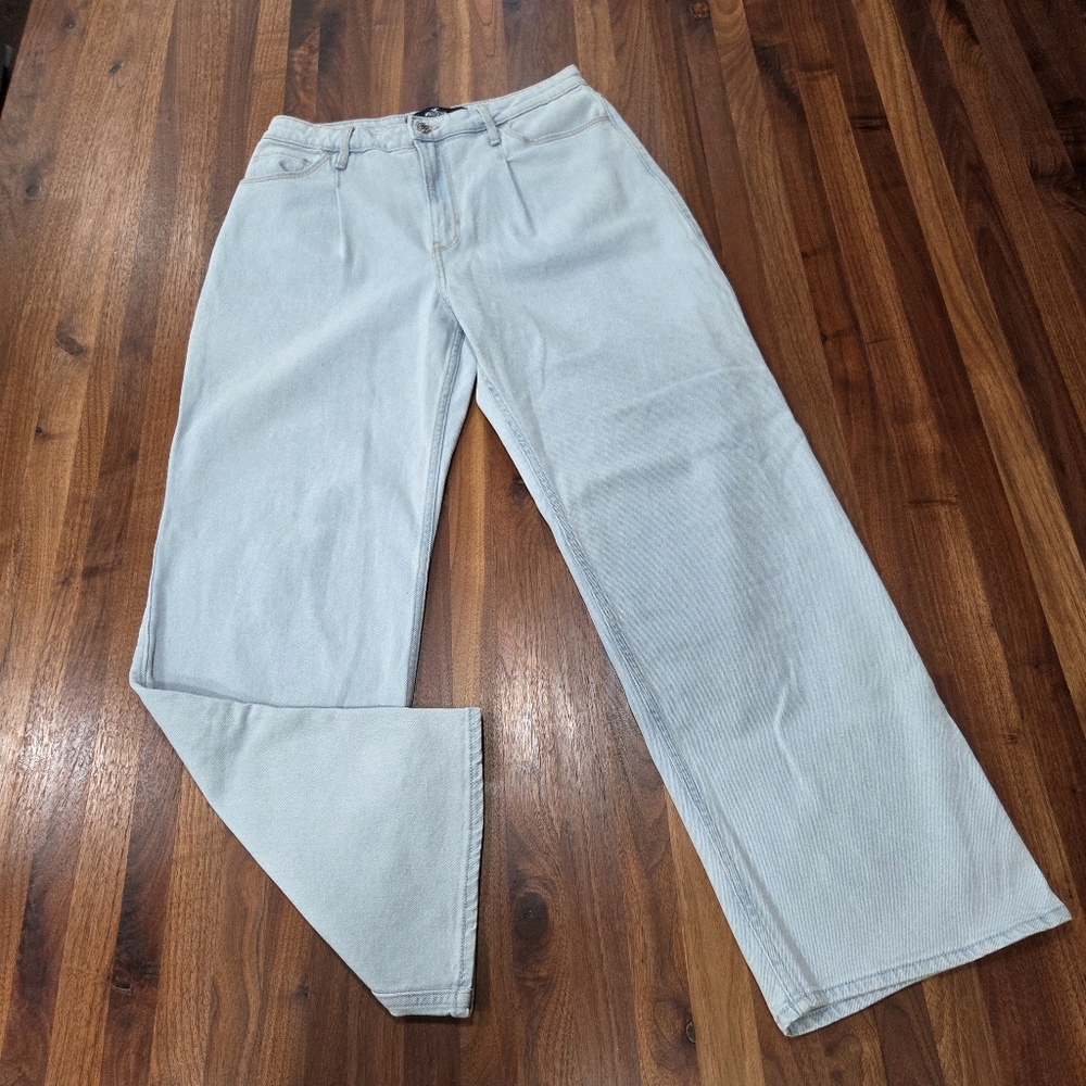 Hollister Ultra High Rise Dad Jean Woman's Light Wash Size 13R 31 x 31